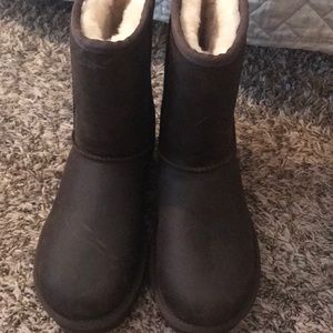 Leather women’s size 6 UGGS
